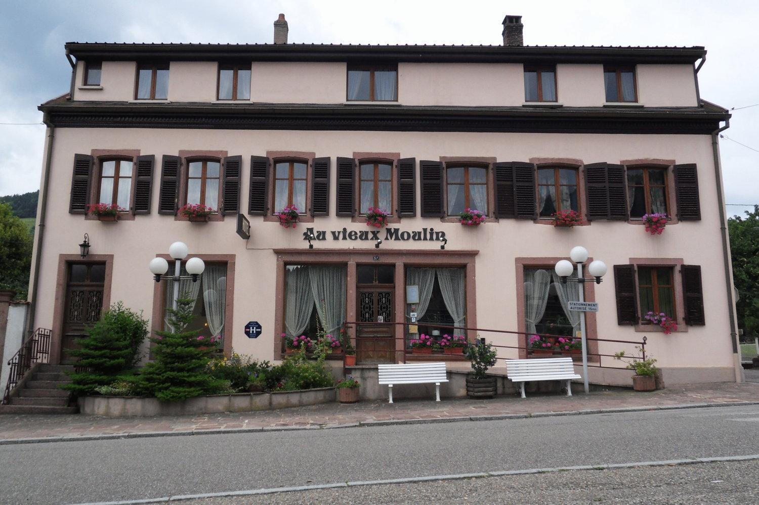 לפוטרואה Hotel Au Vieux Moulin מראה חיצוני תמונה